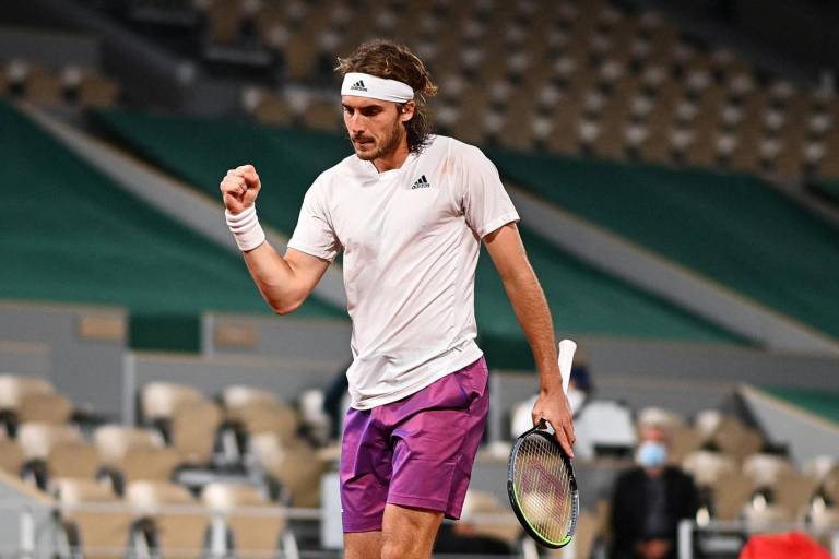 Tsitsipas remonta ante Isner y se instala en octavos de final de Roland Garros