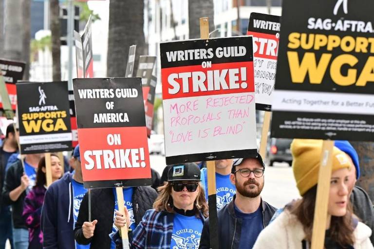 Actores de Hollywood se unen a la huelga de guionistas