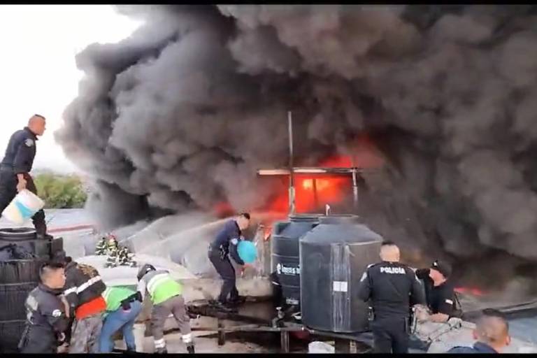 Se incendia bodega en una plaza del Centro de la CDMX; evacúan a 500 personas