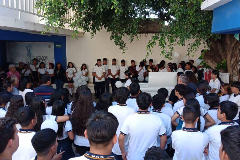 Víctor quería volver a la prepa tras recuperarse, pero lo hizo a su último pase de lista