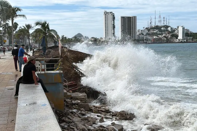 El oleaje en Mazatlán se ha mantenido fuerte y ha ocasionado daños en estructuras.