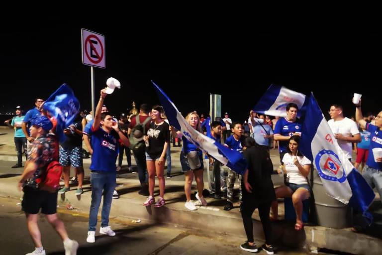 Aficionados en Mazatlán festejan el título del Cruz Azul