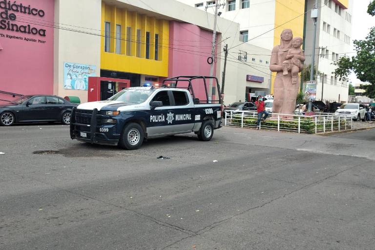 Ingresa menor a hospital tras ‘tronarle’ un cohete en Culiacán