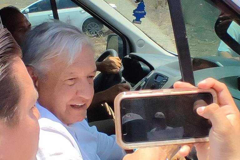 A pesar de retén que detuvo a periodistas durante su gira, AMLO rechaza que el País esté bajo control del narco