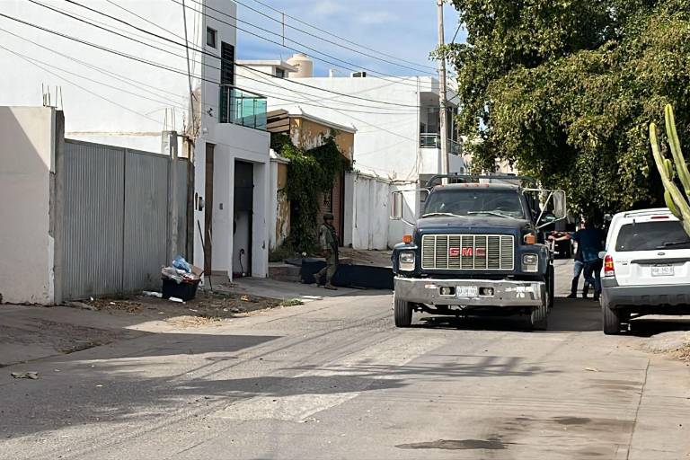 Militares catean un domicilio en la colonia Tierra Blanca, en Culiacán