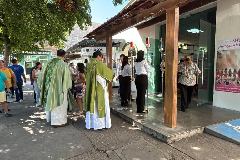 Feligreses en Culiacán manifiestan su fe a San Judas Tadeo y piden paz por su ciudad