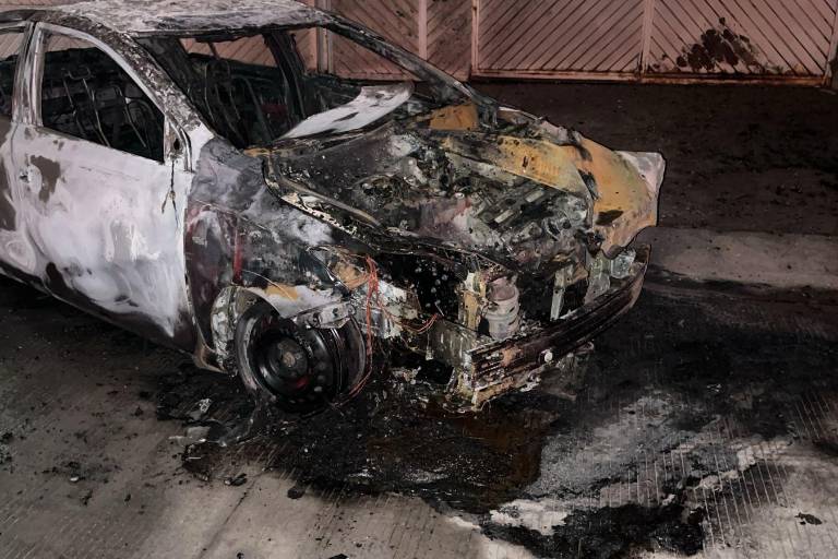 Vehículo queda en pérdida total tras incendiarse en la colonia Lázaro Cárdenas, en Culiacán