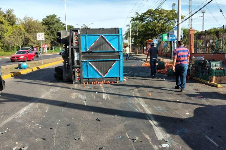 Un accidente termina en una volcadura en las cercanías de Ciudad Universitaria, en Culiacán