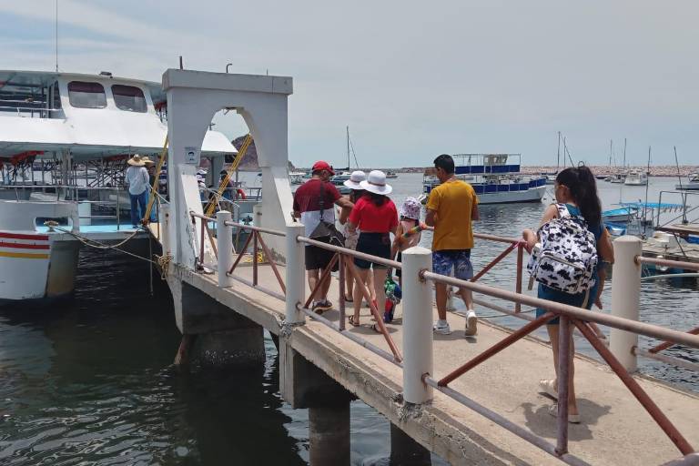 A pesar de la baja afluencia, turistas disfrutan de los paseos de catamarán en Mazatlán
