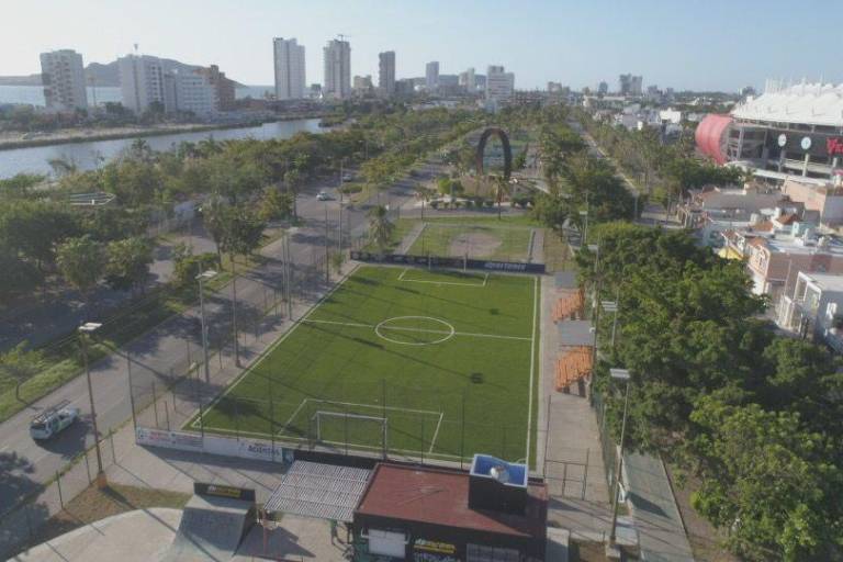 Canchas de futbol de pasto sintético son rehabilitadas en Mazatlán