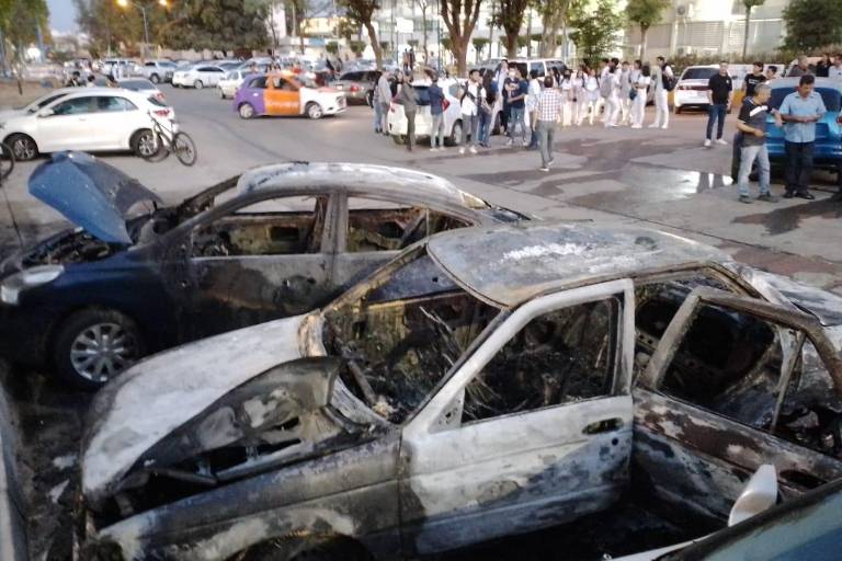 Se incendian vehículos en estacionamiento de una universidad en Culiacán