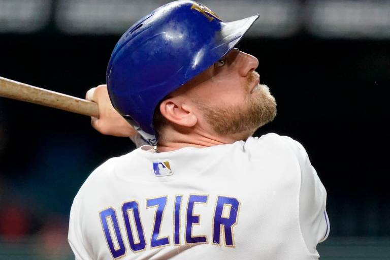 Hunter Dozier y Reales, cerca de una extensión