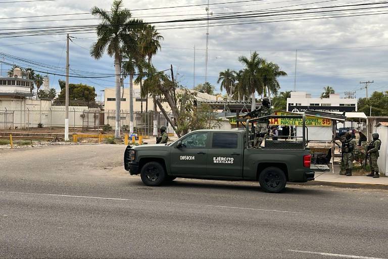 Elementos bloquean el paso a familiares tras enfrentamiento en la Penitenciaría de Aguaruto, en Culiacán