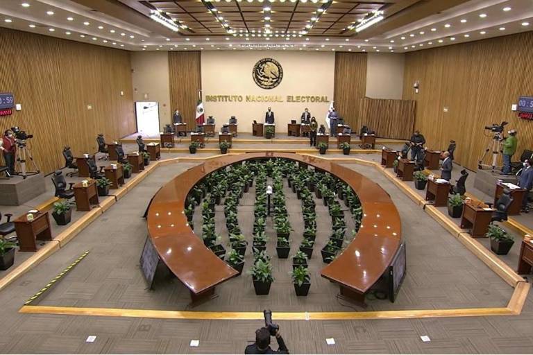 Critica AMLO propuesta del INE para aplazar consulta de Revocación de Mandato