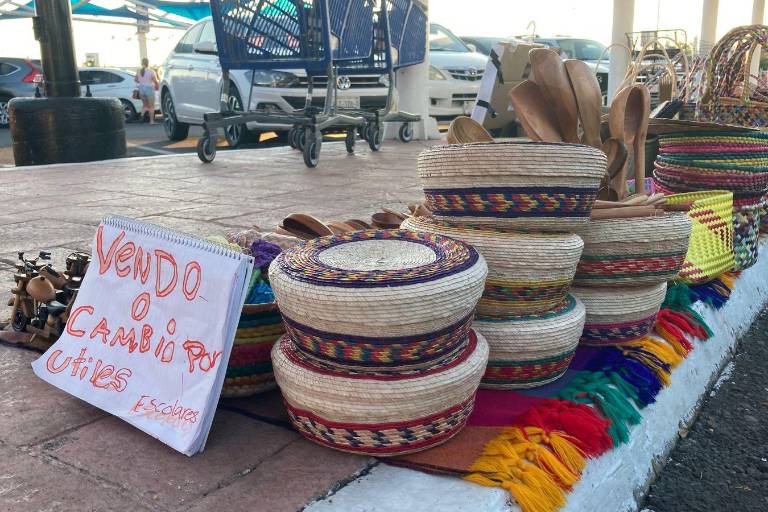 Cambia Alicia artesanías por útiles escolares para que sus hijos puedan seguir estudiando