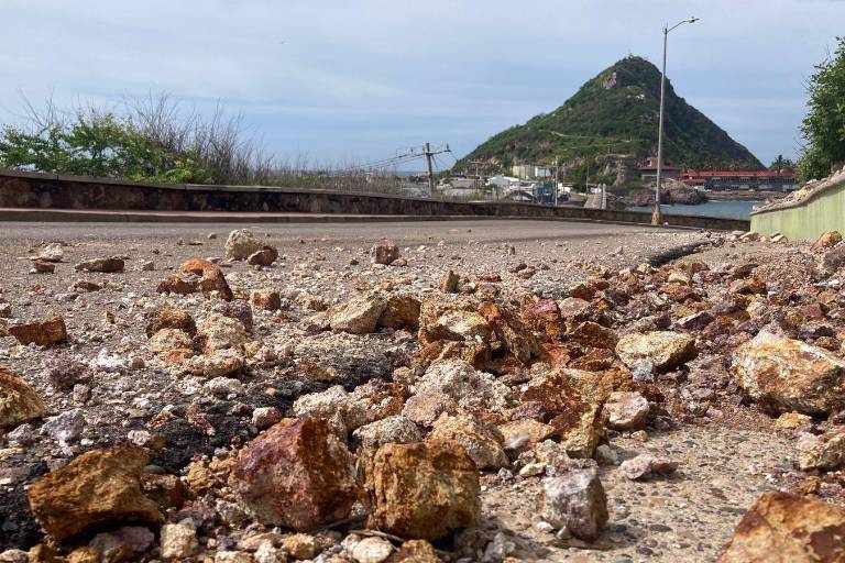 Lluvias provocan desprendimiento de rocas en Cerro de la Nevería en Mazatlán