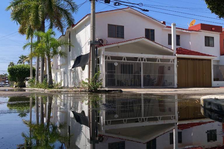 En Sábalo Country, vecinos sufren por fuga de drenaje y basura sin recolectar en el parque