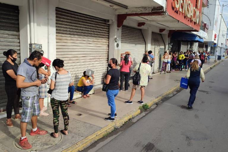 Comercios de Mazatlán registran filas para canje de útiles y uniformes escolares