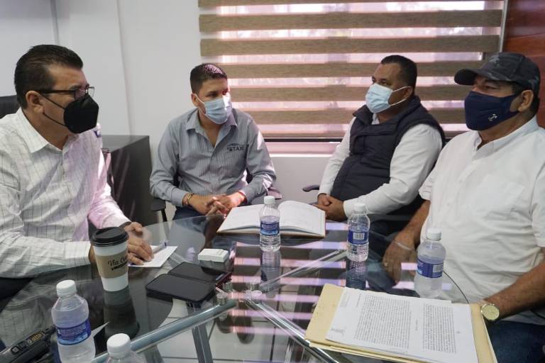 Acuerdan que taxis no obstruyan tráfico vial en Avenida Playa Gaviotas y otros puntos de Mazatlán