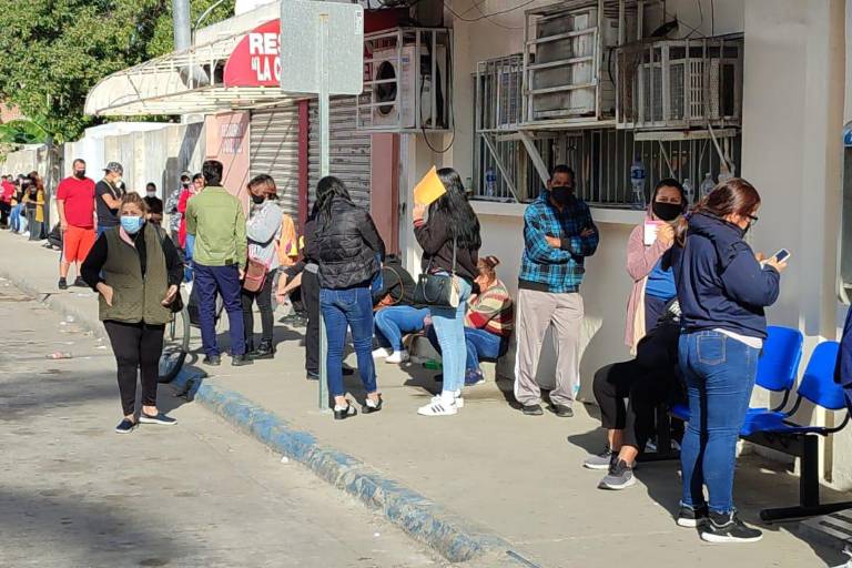 Largas filas se ven en clínica del IMSS y particulares para realizarse la prueba de Covid este domingo en Mazatlán