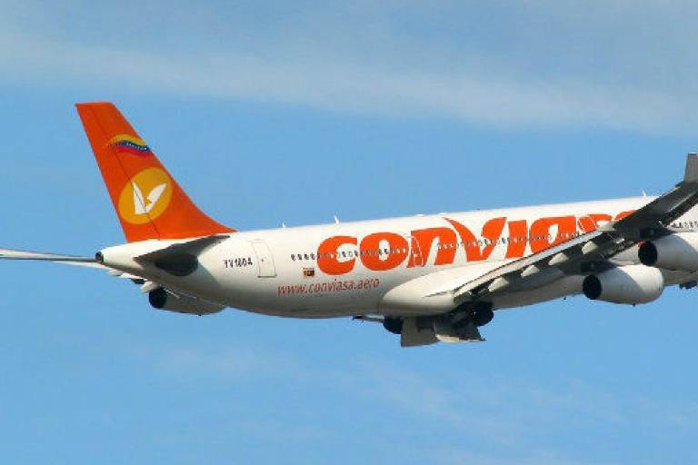 Trump declara el cierre total del espacio aéreo de Venezuela.