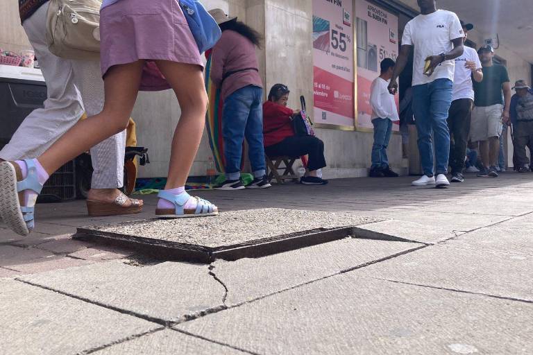 Reportan tapa de registro levantada en la banqueta frente a Catedral de Mazatlán