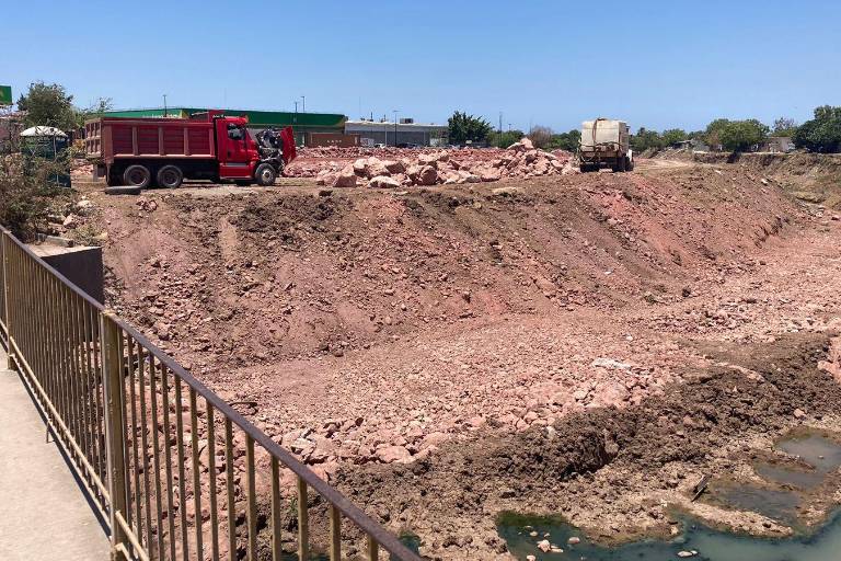 Continúan trabajos de rehabilitación de colector de aguas residuales y el tráfico en el sur de Mazatlán