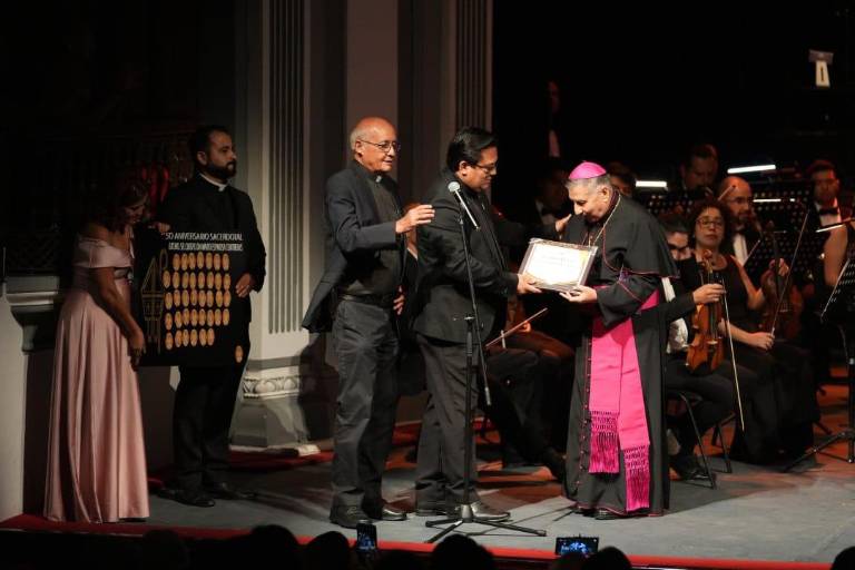 Recibe un homenaje Obispo de Mazatlán, Mario Espinosa Contreras