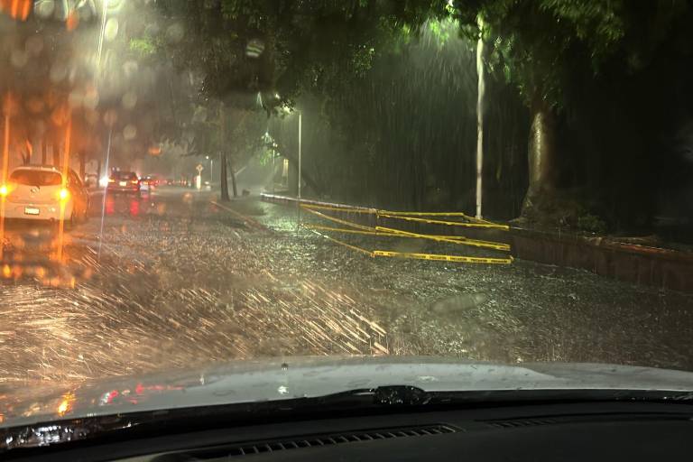 Cierran cruce de Diego Valadez y Puente Juárez por acumulación de agua