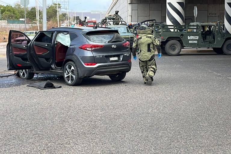 Hombres armados abandonan camioneta con explosivos tras choque en Culiacán