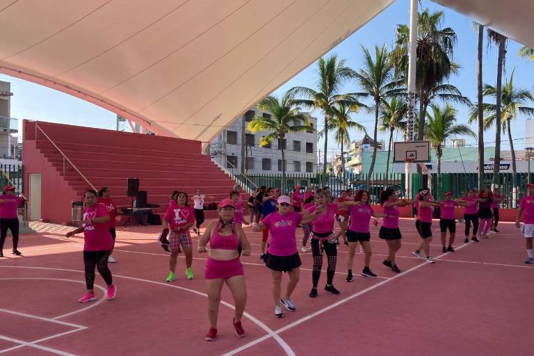 Activa Grupo Reto a más de 50 mujeres con su ‘Baile Rosa’ de zumba y masterclass