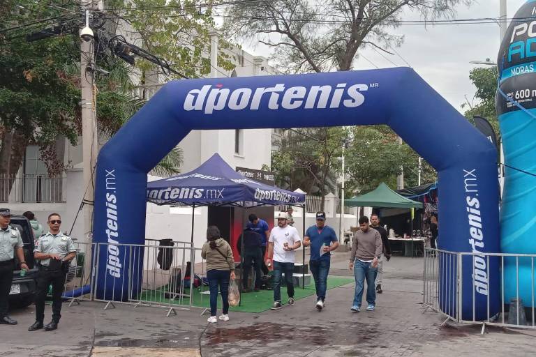Acuden sinaloenses por su kit de corredor para el Maratón Internacional de Culiacán