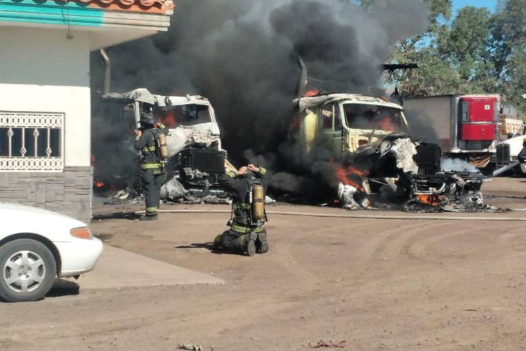 Se incendian unidades de carga en el Piggy Back de Culiacán