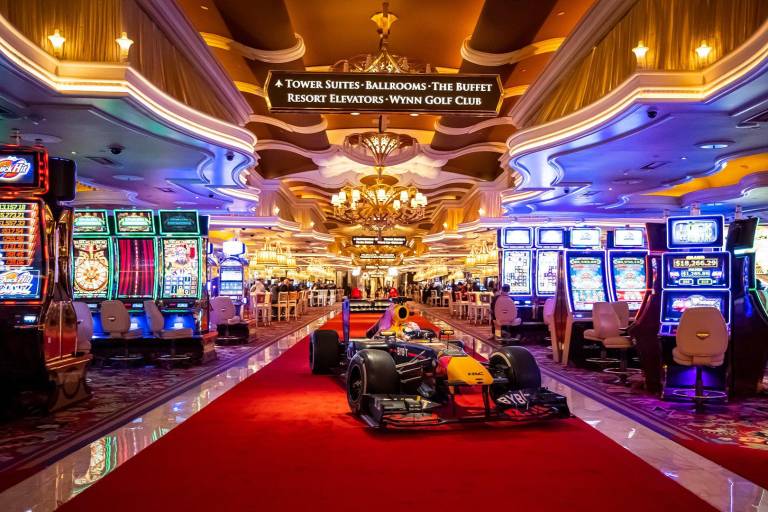 Checo Pérez termina con su RB19 en el techo de un hotel