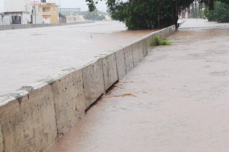 Se desborda Arroyo Jabalines y el agua se mete a las casas del Fraccionamiento Jacarandas
