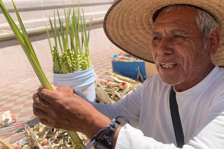 Don José comparte sus 50 años de experiencia de tejer la palma