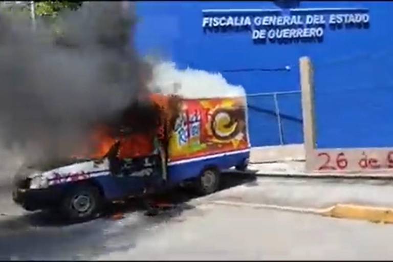 Presuntos normalistas de Ayotzinapa lanzan explosivos y derriban barda de Fiscalía de Guerrero