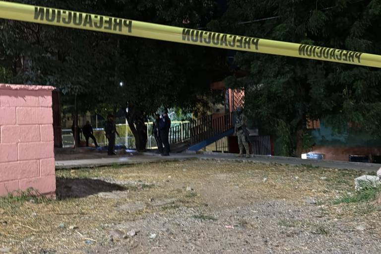 Policías y peritos resguardaron el área del ataque donde quedaron los cuerpos de las dos víctimas.