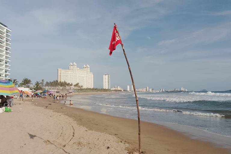 Adulto mayor fallece tras ser atrapado por la corriente en Playa Brujas, en Mazatlán