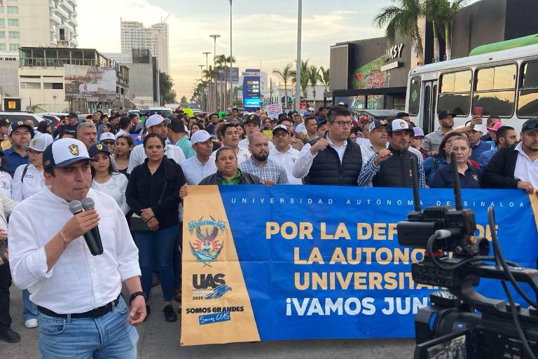 Bloquean manifestantes de la UAS a las afueras de El Cid, esperan la llegada de López Obrador; hay caos vial