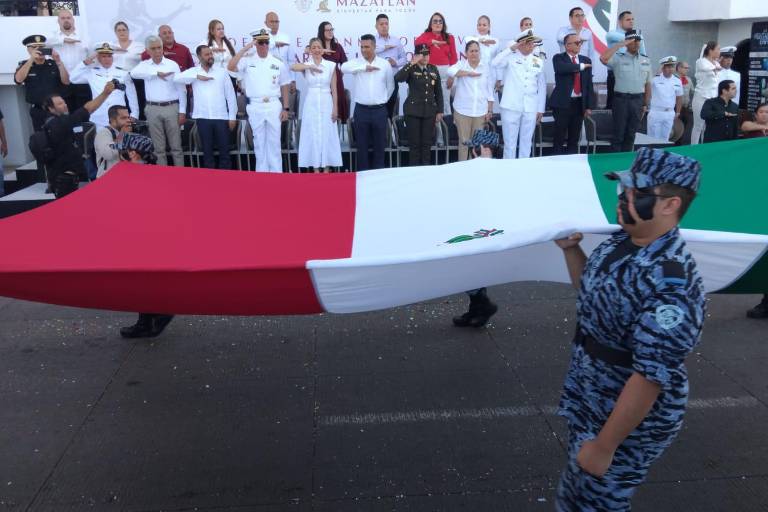Desfilan sobre el malecón de Mazatlán en aniversario de la Revolución Mexicana