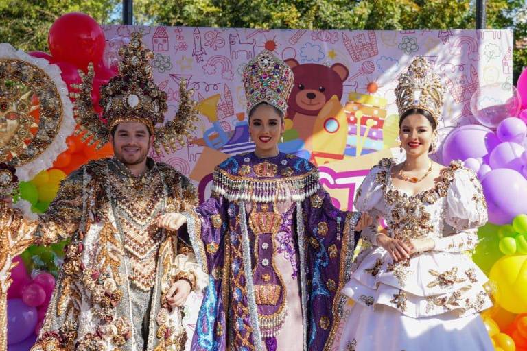 Se unen mazatlecos a la realeza del Carnaval para donar juguetes