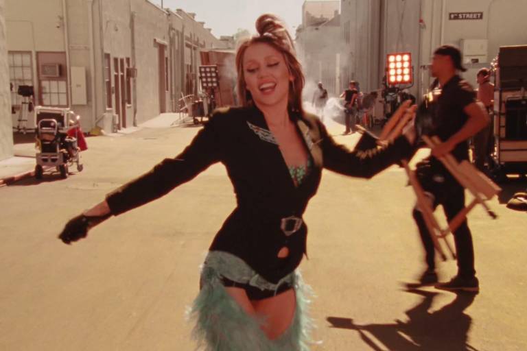 Lanza Miley Cyrus álbum visual ‘Something Beautiful’, inspirado en Pink Floyd