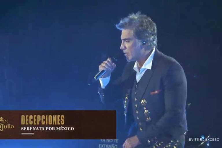 Alejandro Fernández dedica concierto a su padre, Vicente Fernández, aún delicado de salud