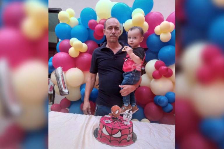 Íker Alexander recibe el sacramento del bautismo