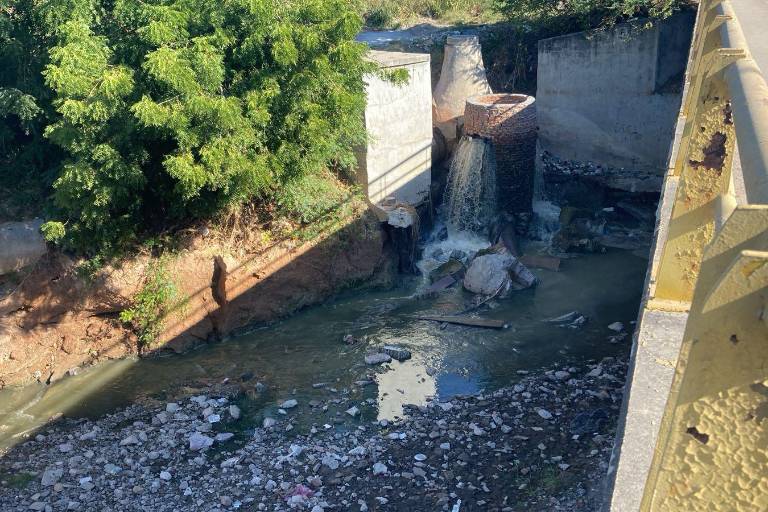 Se derraman aguas negras al arroyo Jabalies desde un pozo de la Jumapam, en Mazatlán