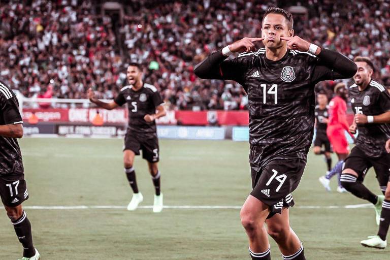 Chicharito responde a críticas por ignorar a fan y tirar bandera de México (VIDEO)