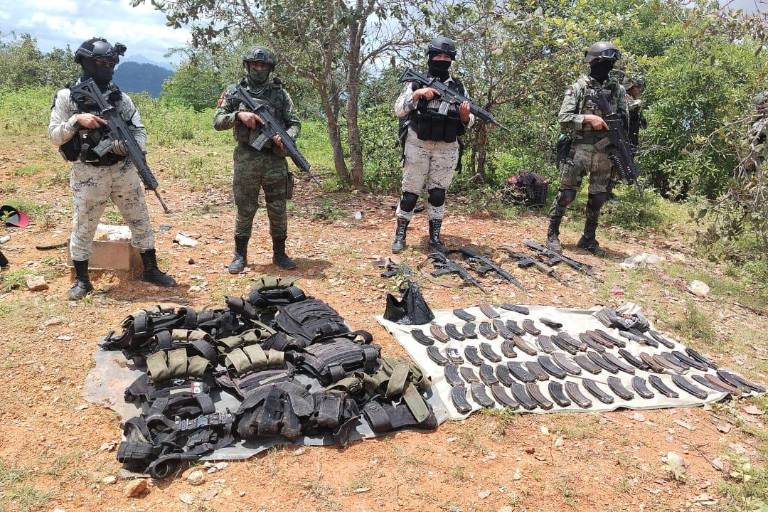 Tres detenidos, familias desplazadas y arsenal decomisado deja jornada de violencia en la sierra de Rosario