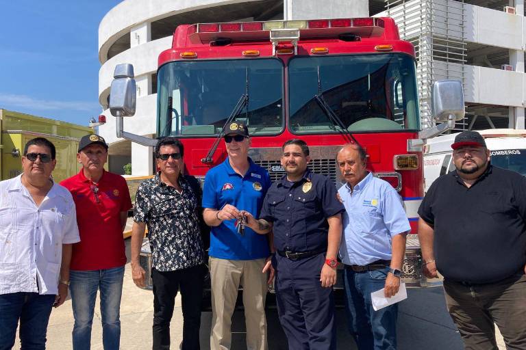 Bomberos Veteranos de Mazatlán reciben de manera simbólico donativo de camiones por parte de Rotarios de Canadá