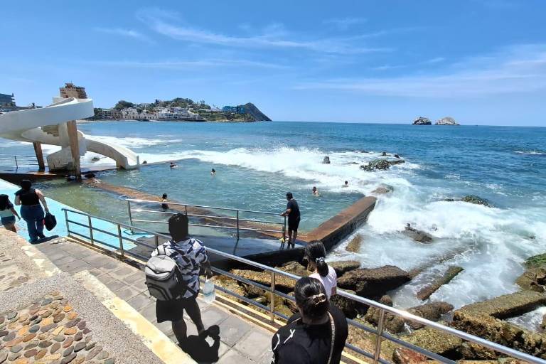 Reabren alberca de la Carpa Olivera al público y turistas aprovechan para pasar el día